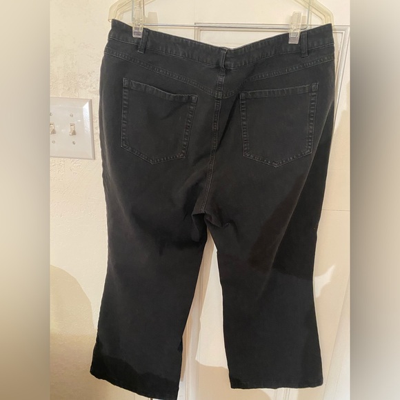 Isaac Mizrahi Crop Demi boot cut jean. Size 16. Black. Like New. - Picture 4 of 6